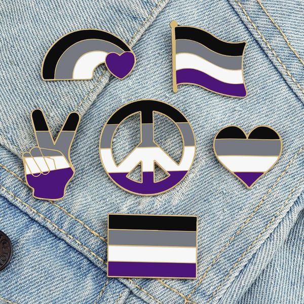 LGBT schwarz grau weiß weiß lila Regenbogenflagge Herz Brosche süße Anime -Filme Spiele Harte Emaille Pins Sammeln Sie Metal Cartoon Brosche Rucksack Hutbeutel Kragen Lampel -Abzeichen