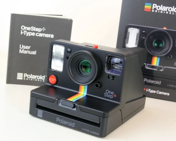 Câmera Polaroid Originals OneStep+ Câmera de arco -íris branca e preta com filme Itype 600 e Bluetooth está conectado ao telefone.