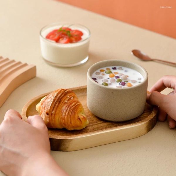 Schalen Keramikbecher und Untertasse Frühstück Schüssel mit Löffel kreativer Glas Frucht Salat Dessert kleiner Nachmittagstee Brot Snack Teller