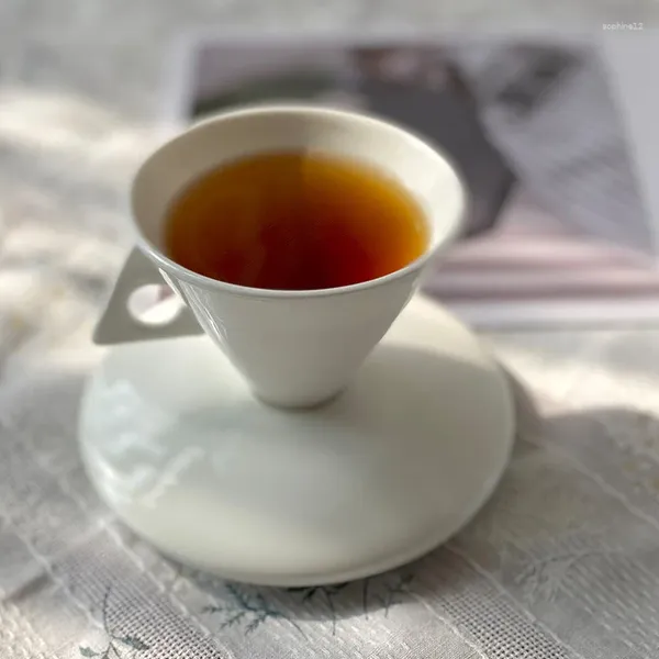 Kupalar Kahve Kupa Vintage Bone China çin üçgen koni seramik latte fincan tabağı seti