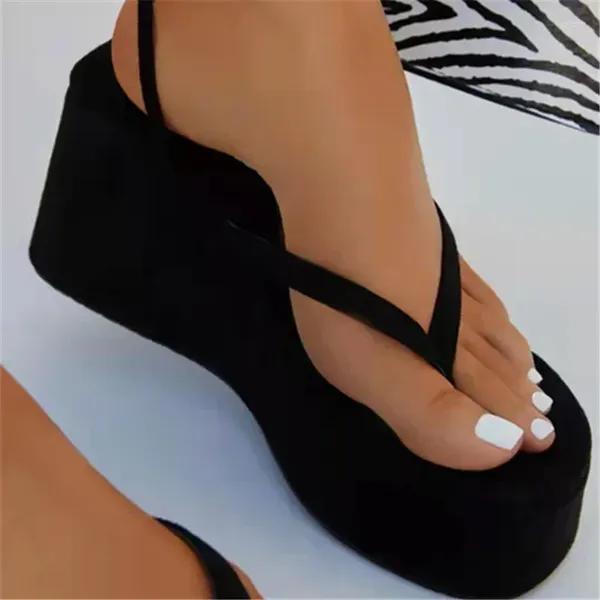 Sandálias 2024 Cedas de verão para mulheres sapatos fêmeas cadeia de metal plataforma de moda sapatos clipe dedo tornozelo sanps casual sandália