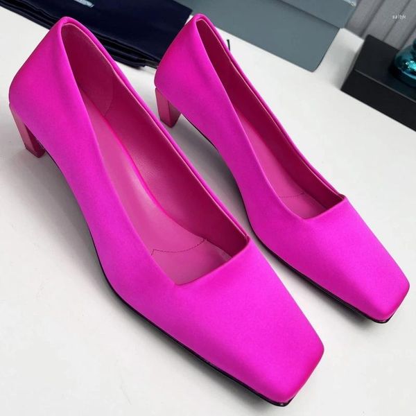 Vestido tênis rosa cetim mulheres solteiras de couro preto escorregadia de taco de salto de salto de pico para mujer square dedo sapatos feminino 2024