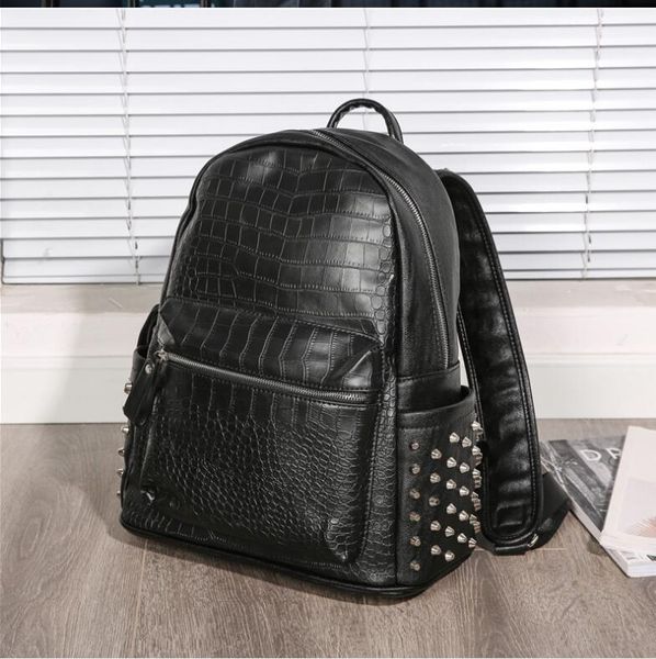 Großhandel Marken Männer Bag Persönlichkeit Nietpunk -Rucksack Krokodilmuster Modestudent Bags Street Fashions Krokodile Muster Nieten Rucksack 6692