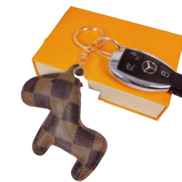 Keychain de designer de moda neutro clássico de luxo chaveiro artesanal de couro de boneca Chave de carro com caixa de presente requintada