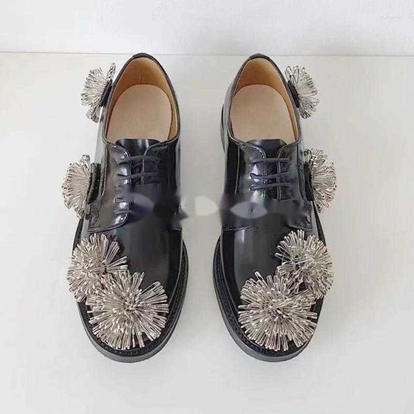 Sapatos de vestido novidade pinos de metal decoração de flor bom bombeia de couro preto sapato de renda britânica de estilo britânico