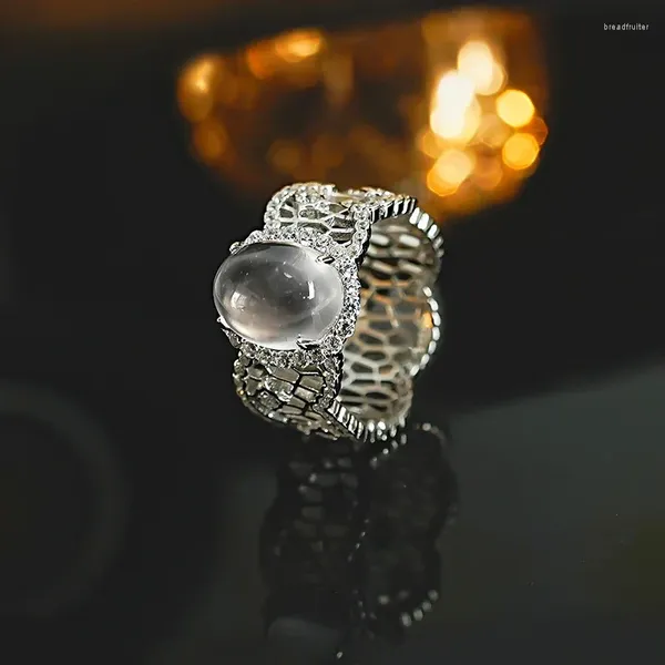 Cluster Rings Shop Полая кружевная пена Джейд 925 Серебряное кольцо, инкрустированное с высоким углеродным бриллиантом и универсальным темпераментом