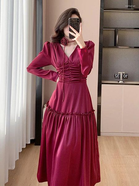 Lässige Kleider eleganter Frühlingswein rotes Satin Midi Kleider Mode Frauen gegen Hals hohe Taille Falten Rüschen Rosenblumen Halskette Kleidung