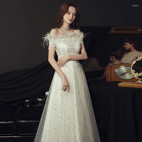 Abiti da festa abito da sera bianco da donna femminile collo a una linea a lungo matrimonio abiti da ballo di piuma di lusso da paillettes Bride FORMAL