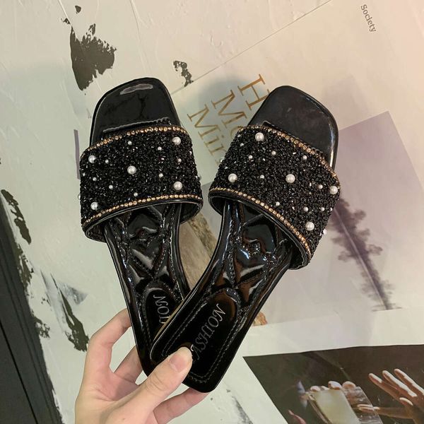 Koreanische Version von Sandalen für Frauen, die neue Sommerbogen tragen.