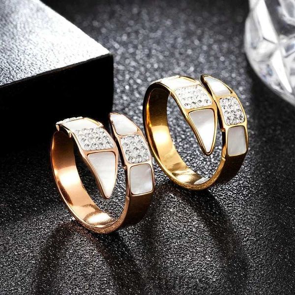 Mode Womes 14k Gelbgold Ring Schlange Form Kubikzirkonia Kristallfinger Ringe für Frauen Männer Paar Luxusschmuck