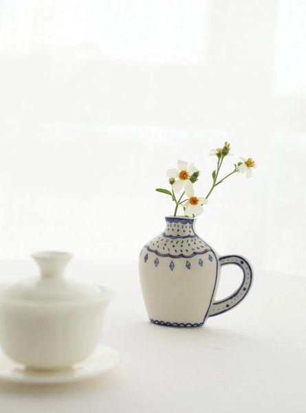 Vasi di un vaso ceramico dipinto a mano autoprodotto con atmosfera di mare di montagna chiara e libera