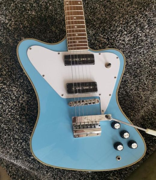 Custom Shop Non Reverse Fire Bird Thunderbird Hellblaue E -Gitarre Lange Version Maestro Vibrola Tremolo Bridge Checkerbord 5680294