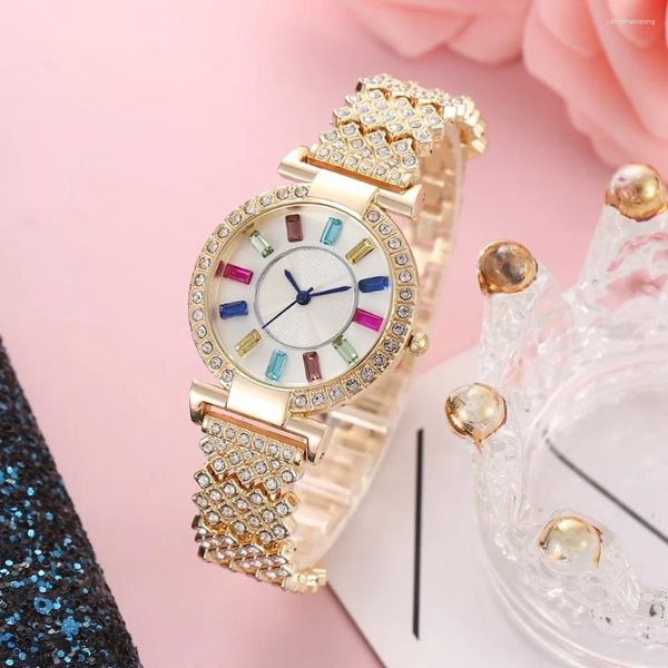 Relógios de pulso 2024 Moda para enviar namoradas estudantes de luxo em escala de cor temperamento de diamante feminino tira de aço grande relógio de discagem