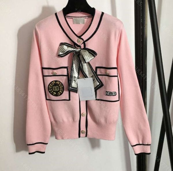 Fall CC Designer Women Giacca maglione all'uncinetto Mujer lana cardigan Badge Pearl Badge 911 CCH MAGLI MAGLI A MANSEVE LUNGHI