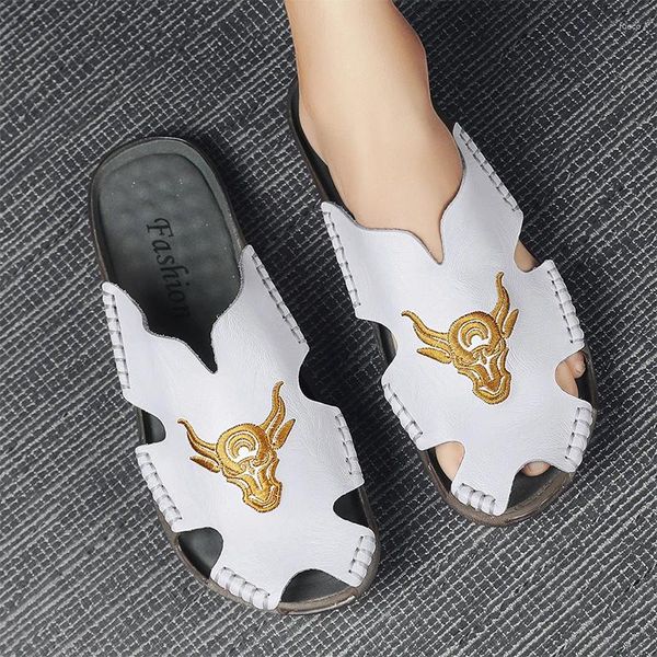 Sandalen große Männerschuhe 2024 Baotou bequemer lässiger Mode Anti Slip Retro Hole Halbanhänger