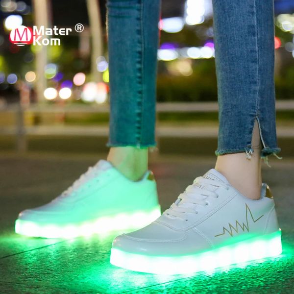 Tênis tênis tamanho 3044 sapatos LED luminosos para tênis brilhantes adultos com luzes meninos meninos liderados chinelos USB feminino tenis