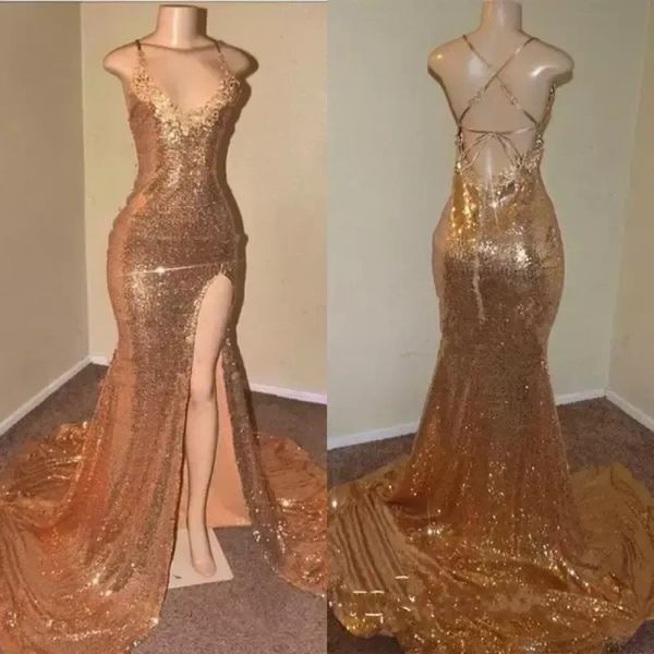 Altın payetli yüksek uyluk bölünmüş balo elbiseleri seksi sırtsız spagetti kayışları uzun gece önlükleri kadınlar vesilesiyle giyiyor bc0906