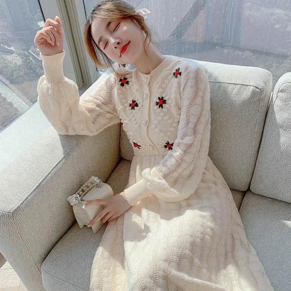 Lässige Kleider weißes Stricken für Frauen 2024 Kawaii Koreanischer Stil süßer schlanker Stickerei Wolle Langarm Pullover Kleid Herbst Winter