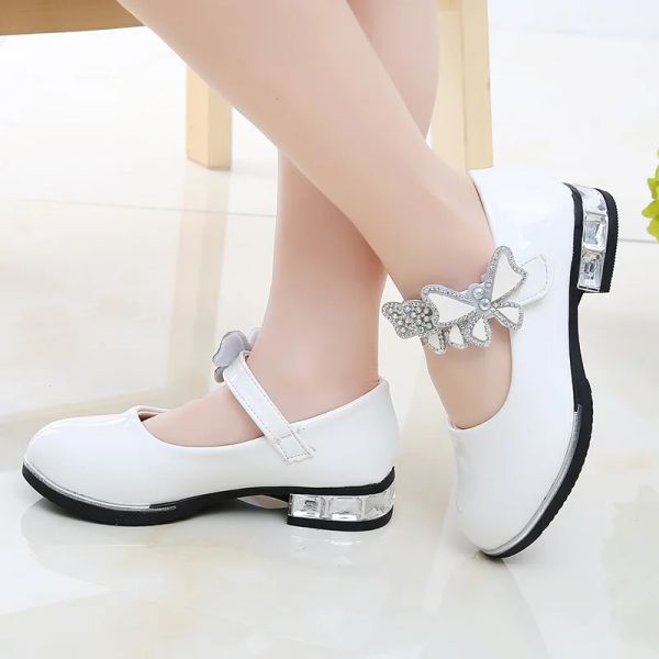 Scarpe da ginnastica per ragazze per ragazze 2022 primavera estate in pelle pavimentazione scarpe abiti per bambini con tacchi alti scarpe abiti per il matrimonio chic per matrimoni