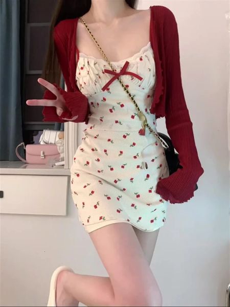 Doce de 2 peças Conjunto de vestidos Mulher Red Slave Longa Cardigan Strap Floral Y2K Mini Party Korean Fashion Suit 2023 Autumn Chic 240402