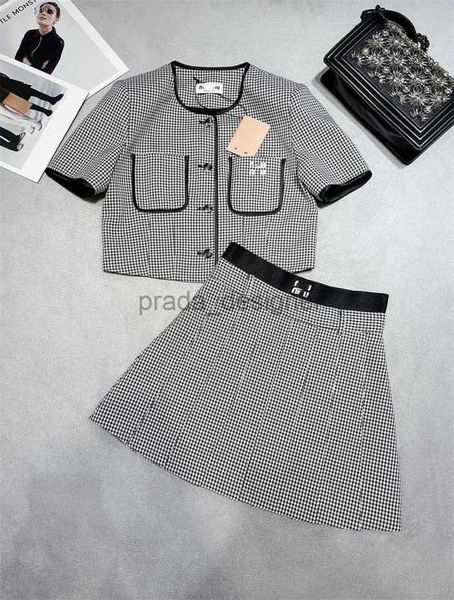 Set di abiti da due pezzi di design Donna Summer Nuovo piccolo vento profumato e elegante Thousand Bird Grid rotondo Top a maniche corte e mezza gonna per donne