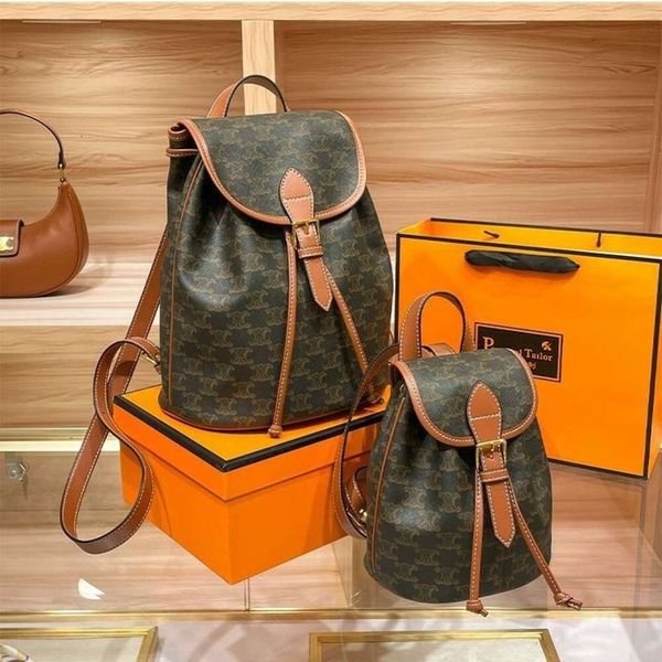 O designer de bolsa de couro de marca vende bolsas femininas em arco de desconto de mochila nova bolsa pequena de grande capacidade para mulheres