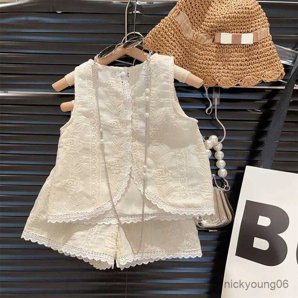 Conjuntos de roupas de roupas para meninas conjuntos de roupas 2023 Verão coreano Conjunto de garotas crianças brancas mole Bordado floral bordado+shorts de renda de duas peças