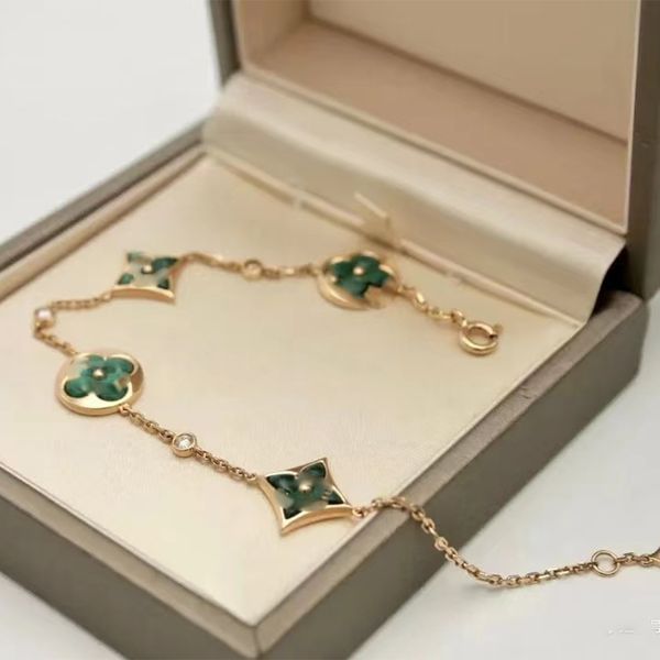 Pulseira de pulseira pulseira pulseira de luxo quatro pulseiras de flores simples jóias de moda elegantes embelezam sua aparência elegante versátil