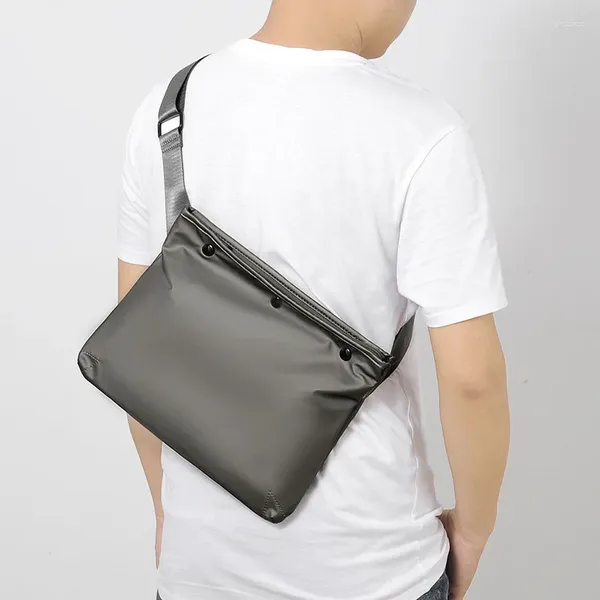 Bolsas de cintura 2024 Summer Lançamento Trend Ultra Men's Bag Fashion Fashion Casual One ombro Crossbody Imperperperperate Fabric Crossover B