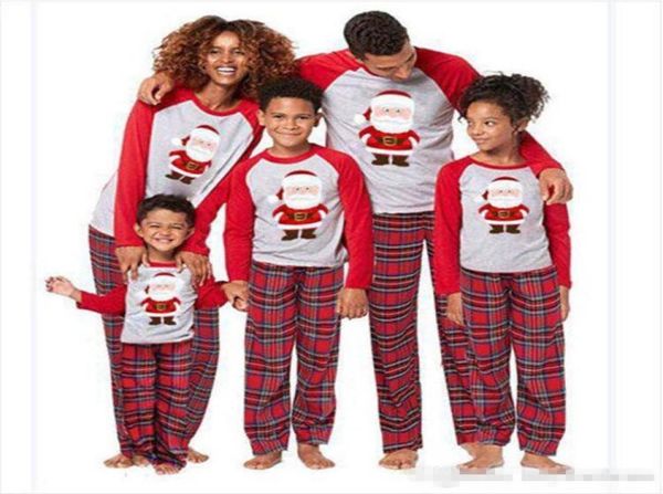 Семейная рождественская пижама, соответствующая семейной пижаме, установила отцом мать дочь сын, соответствующая нарядам Матери семейной одежды и Daught1196971