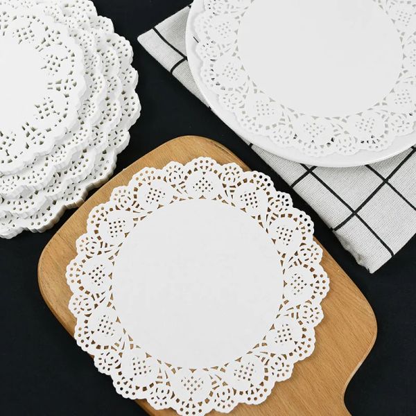 100pcs weiße runde Spitze Coaster Placemat Papierspitzenkuchen Matten Doilies Hochzeitsgeschenkpackung für Geburtstag Weihnachtstisch DIY Dekor