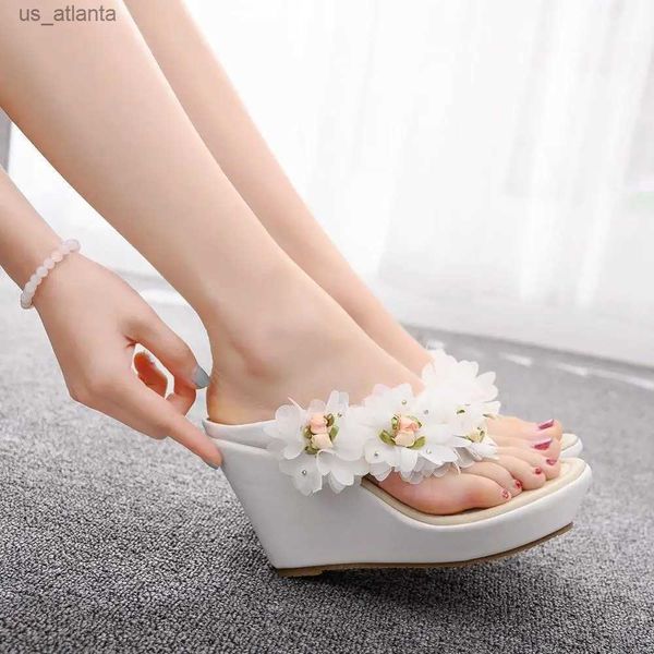 Pantofole Crystal Queen Women Summer White Color Lace Stile Flower Flip Flip Flip Platform Sandals Casualmente Scarpe casual H240409