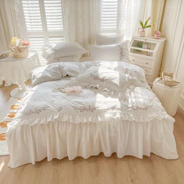 Bettwäsche Sets Cotton Koreanische Prinzessin weiße Rüschenbettspannung Blume bestickte Bettdecke Bettrock Kissenbezüge Home Textile