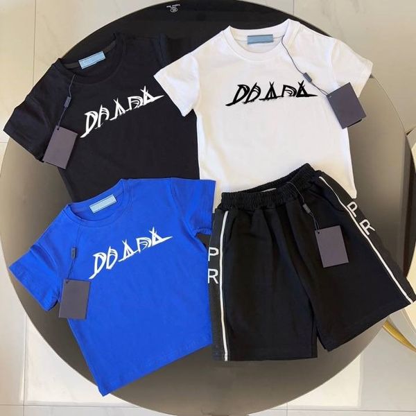 Designer Kids T Shirts Shorts Conjuntos de verão bebê criança meninos roupas de meninas vestidos de roupas azuis brancos pretos de luxo de luxo juvenil sportituit 2-10 anos