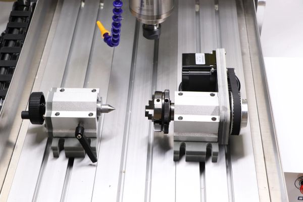 3040 Macchina di incisione in metallo da 2,2 kW per perforazione del router in legno CNC Multa di perforazione con asse rotante.Serbatoio d'acqua