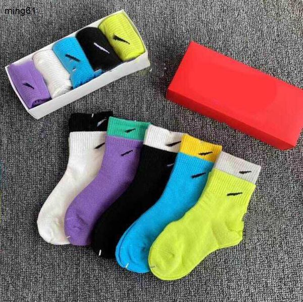 Babystrümpfe Hochwertige Kleinkindsocken Kinder Designer Kleidung Größe 2-12 T Boy Girl Schlauch Farbe Spleißdesign Kinder Strumpfhosen