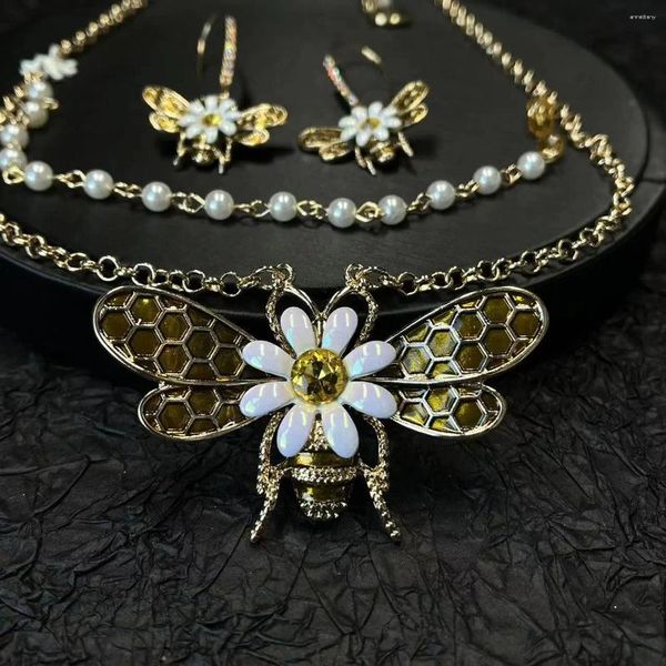 Bolzenohrringe Vintage Luxury Classic White Flower Bee Halskette