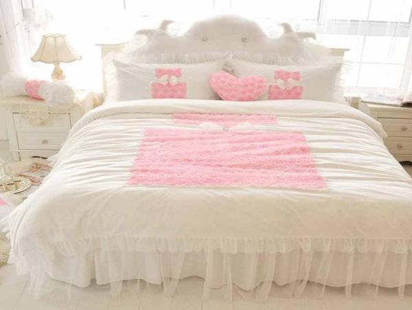 Koreanische Prinzessin Bettwäsche Sets Weiß 4pcs Rüschen Bettdecke Spitze Rosenblume Bettdecke Queen Kingsize -Bett Rock Bettwäsche Baumwoll Home2418762