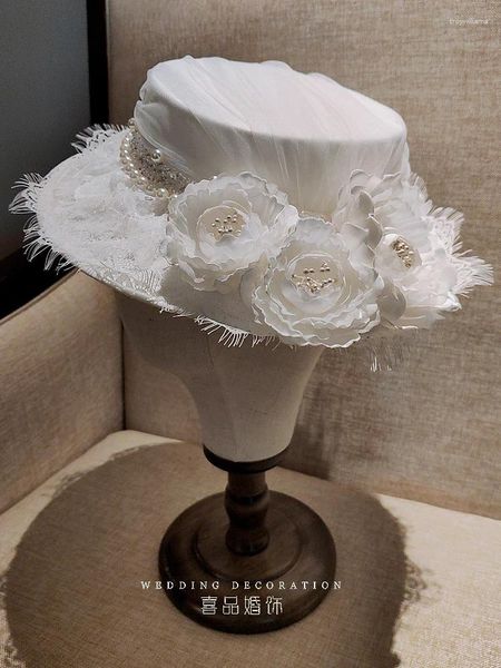 Bergen französische Weiße Hochzeitshut Mesh Perle dekorierte flache Blume Fedoras Elegante Damen Cocktail Fancy Show Formal Fedora Cap 2024