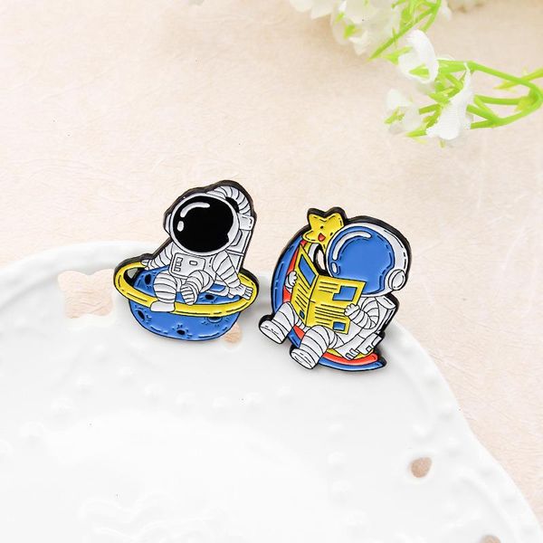 Astronauten Erkunden das Universum Lesen Sie Zeitungen Brosche süße Anime -Filme Spiele Harte Emaille Pins Sammeln Sie Metal Cartoon Brosche Rucksack Hat Bag Collar Revers Badges