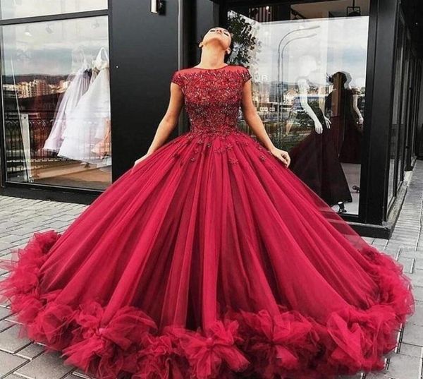 2019 Novo vestido de baile vermelho vestidos de baile de renda apliques miçangas mangas de tampa vestidos de noite bagunços de tule tule árabe