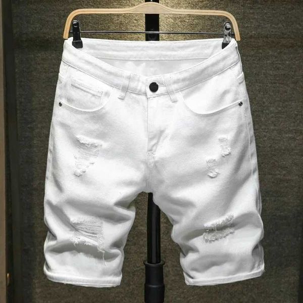 Erkek şort yeni beyaz kot pantolon moda moda yırtılmış diz uzunluk pantolon basit rahat küçük delik kot şort erkek sokak giyim j240409