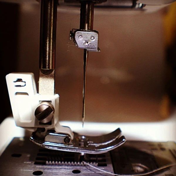 11 ПК / Установить многофункциональную швейную машину.