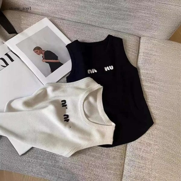 Tasarımcı Giysileri Kadın Tank Top Kadın Miui 24SS Yeni Moda Baskılı Mektuplar Basit Günlük Çok Çok Slim Fit Örme Kısa Yelek Yüksek Sonu 412