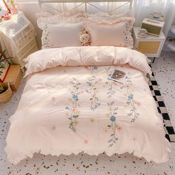 Conjuntos de cama Bordado de flor de algodão lavado Bordado de princesa Conjunto de ruffles covers de capa de colcha travesseiros de linho de colchão