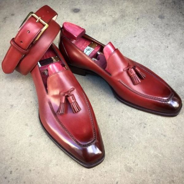 Botões Mocas para homens sapatos de casamento Tamels de couro vermelho PU Men Sapatos artesanais Frete grátis para homens sapatos zapatos hombre vestir