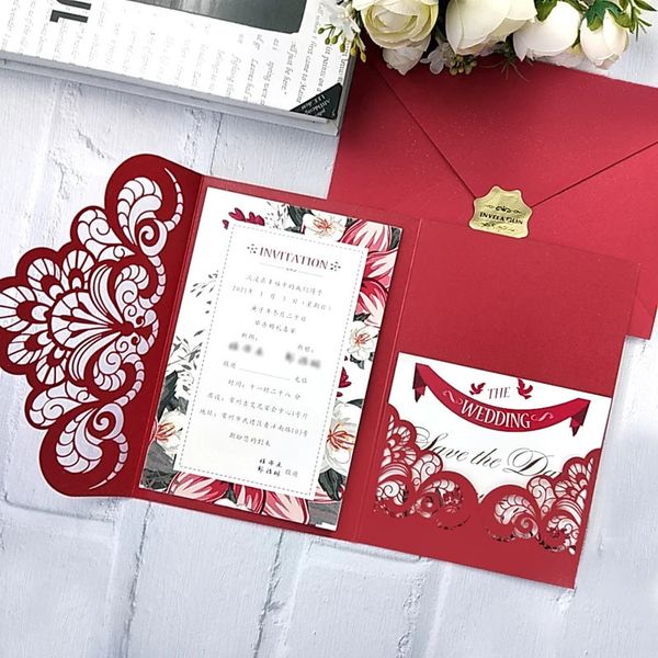 50 Stück Triufold Pocket Hochzeitseinladung Customized Print Laser Cut Floral Red XV Geburtstagsgeschäftsgruß RSVP -Karte IC153 240328