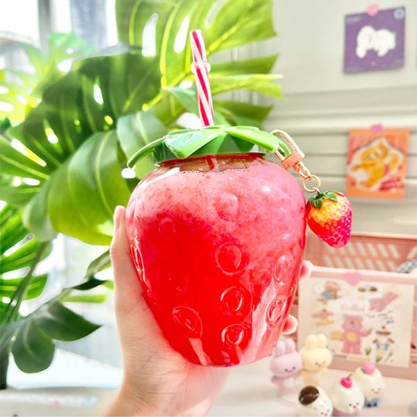 Ins Cute Frawberry Cup con paglia creativa bottiglie d'acqua in plastica trasparente per bambini Studente di bevande fredde portatili tazze d'acqua