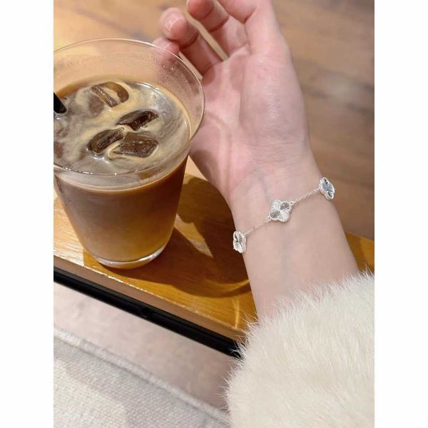 Feerie Van Bracciale Zhou Zs Big Bracciale d'argento puro Erba a quattro foglie S999 Full Womens Luce unica unica e di fascia alta Laser Flower Hand