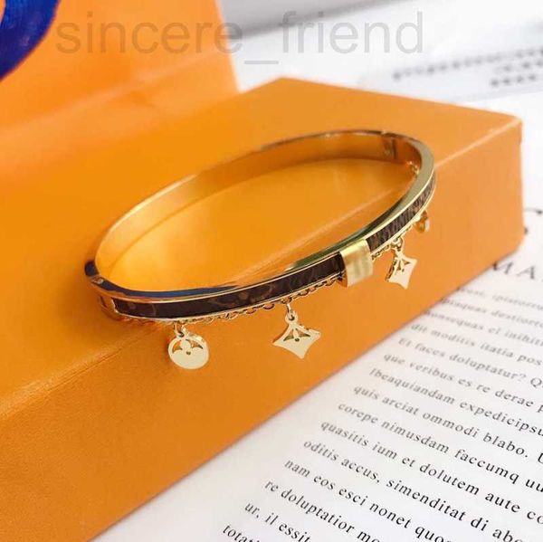 Designer de pulseira Novo estilo pulseiras femininas letra de jóias de jóias de couro faux 18k Gold Gold Bated Stonless Steel Pulndband Acessórios de moda S070 ZLJ2